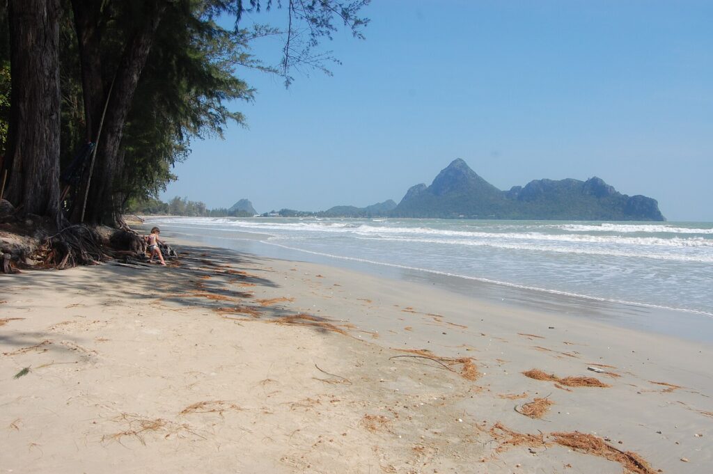 Sandstrand und ruhige Bucht von Ao Manao bei Prachuap Khiri Khan