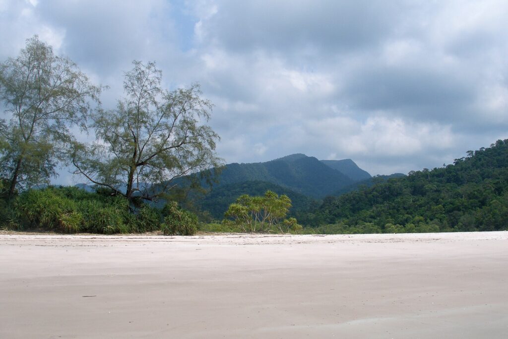 Ao Son Beach an der bewaldeten Westküste von Ko Tarutao