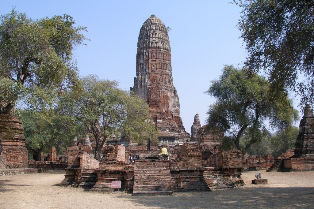 Historischer Stupa zwischen den Ruinen von Ayutthaya