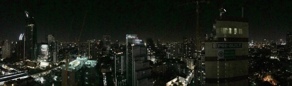 Nächtliches Panorama über Sukhumvit in Bangkok – Foto: Slyronit