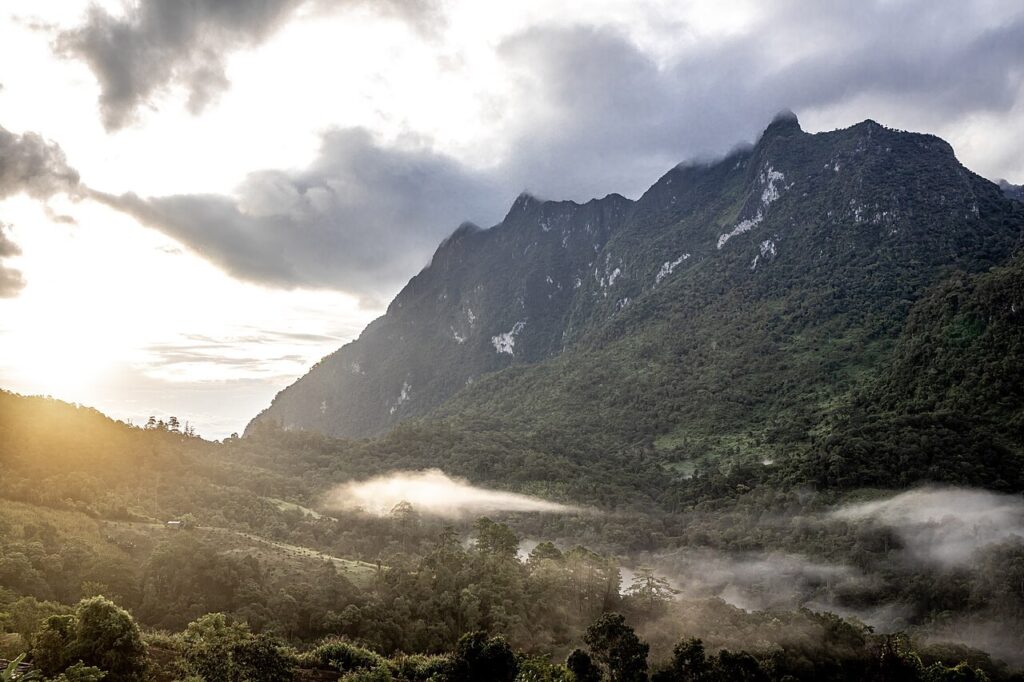 Doi Luang Chiang Dao mit steilen Kalksteinflanken und Morgennebel