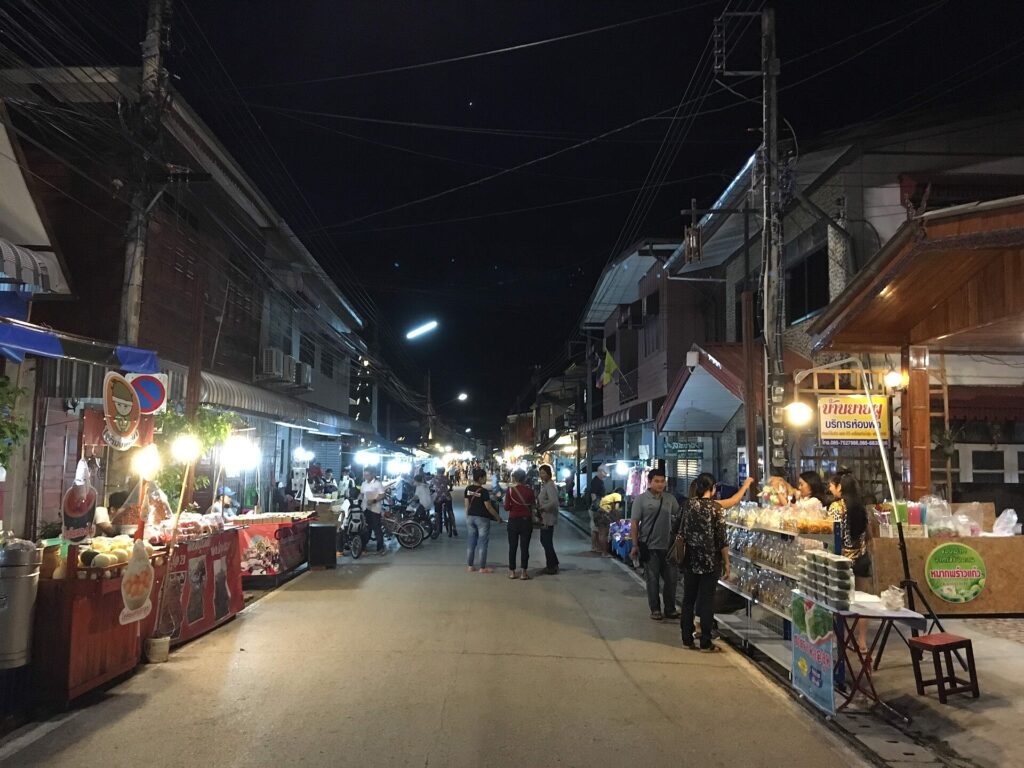 Beleuchtete Walking Street mit Holzhäusern in Chiang Khan