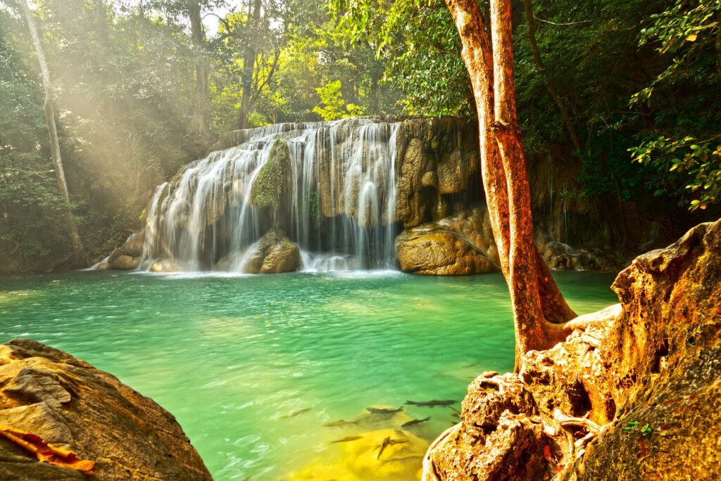 Türkisfarbenes Becken und Kalksinterkaskade am Erawan-Wasserfall