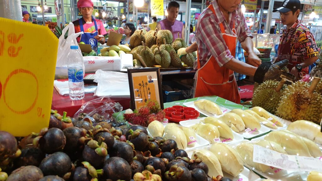 Marktstand in Bangkok mit Durian und Mangostan