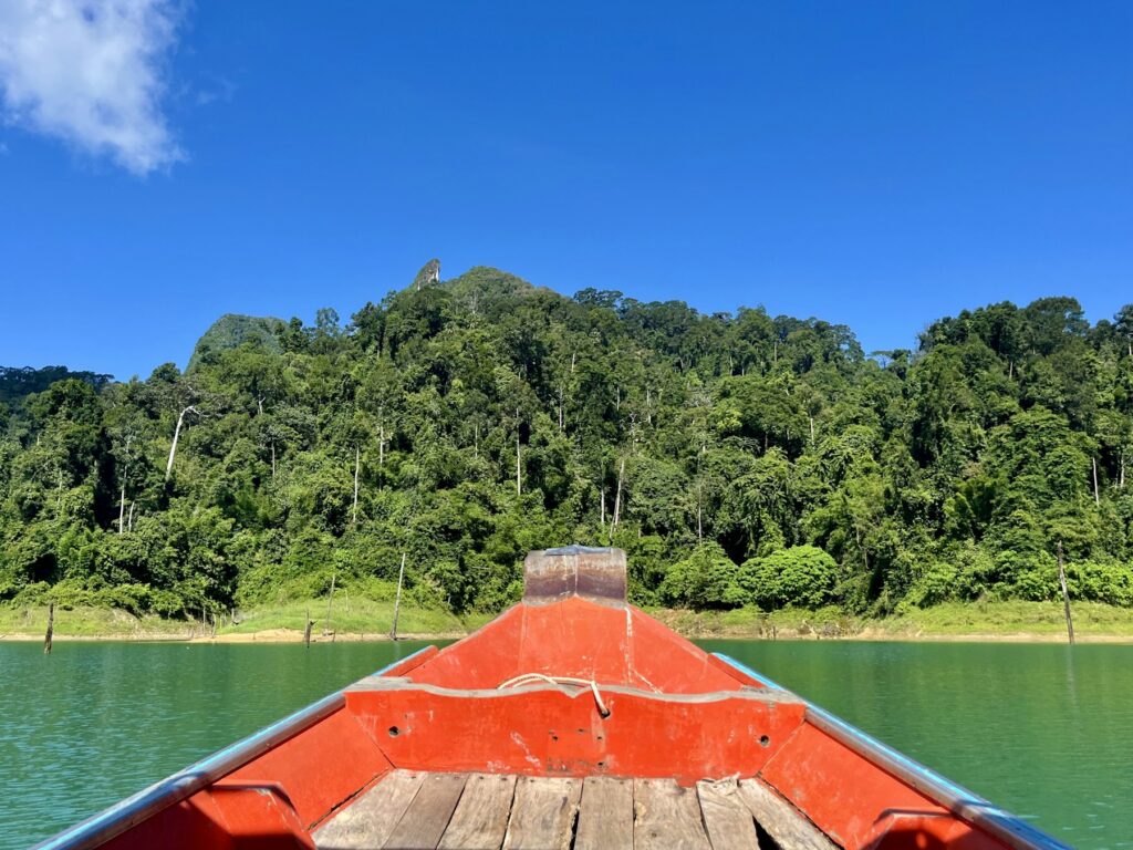 Boot auf dem Cheow-Lan-See im Khao-Sok-Nationalpark – Foto: Jan-Willem Starink