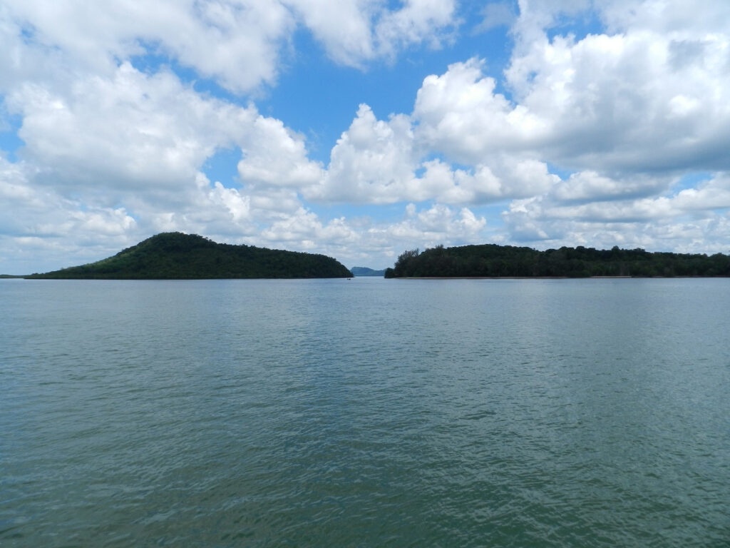 Bewaldete Küste von Ko Jum in der Andamanensee