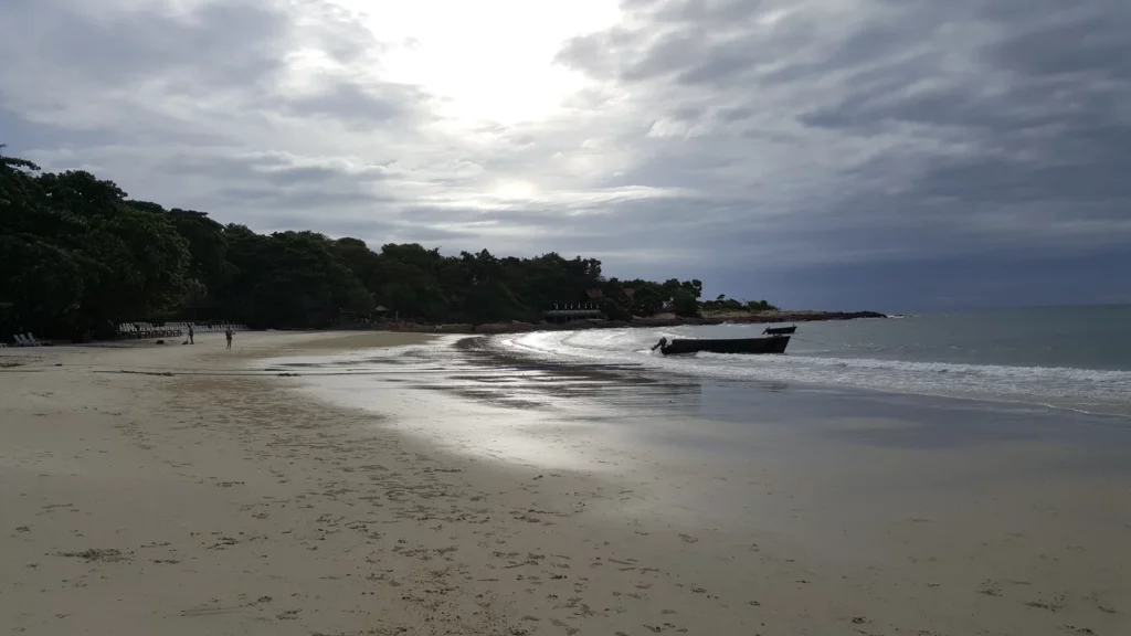 Ao Wong Duean auf Koh Samet mit Sandstrand und Boot bei wolkigem Himmel – Foto: Eltorodeoro