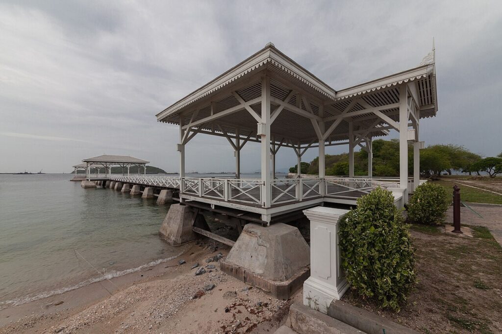Weiße Atsadang-Brücke am Meer im königlichen Palastpark auf Koh Si Chang