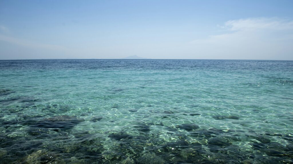 Türkisfarbenes Meer vor Krabi in Thailand – Foto: Margo Evardson