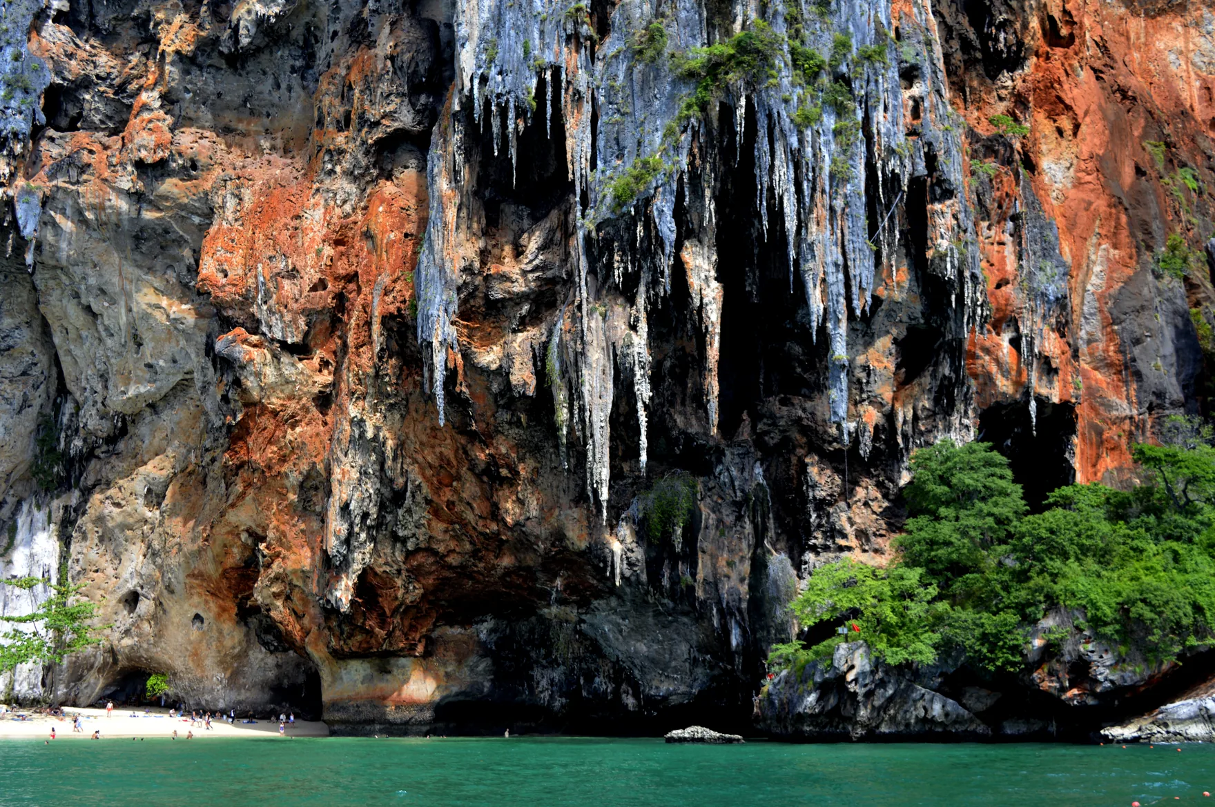 Kalksteinfelsen und Meer bei Krabi in Thailand