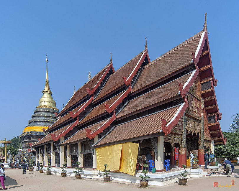 Offener hölzerner Wihan und goldener Chedi von Wat Phra That Lampang Luang