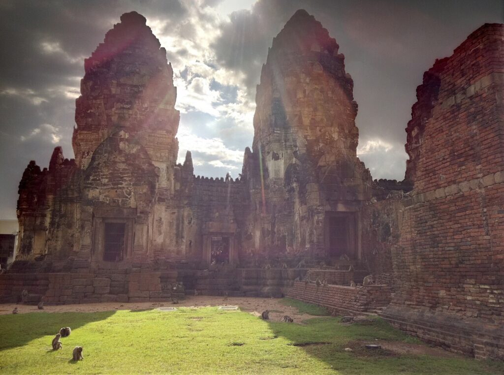 Makaken vor den Khmer-Türmen von Phra Prang Sam Yot in Lopburi