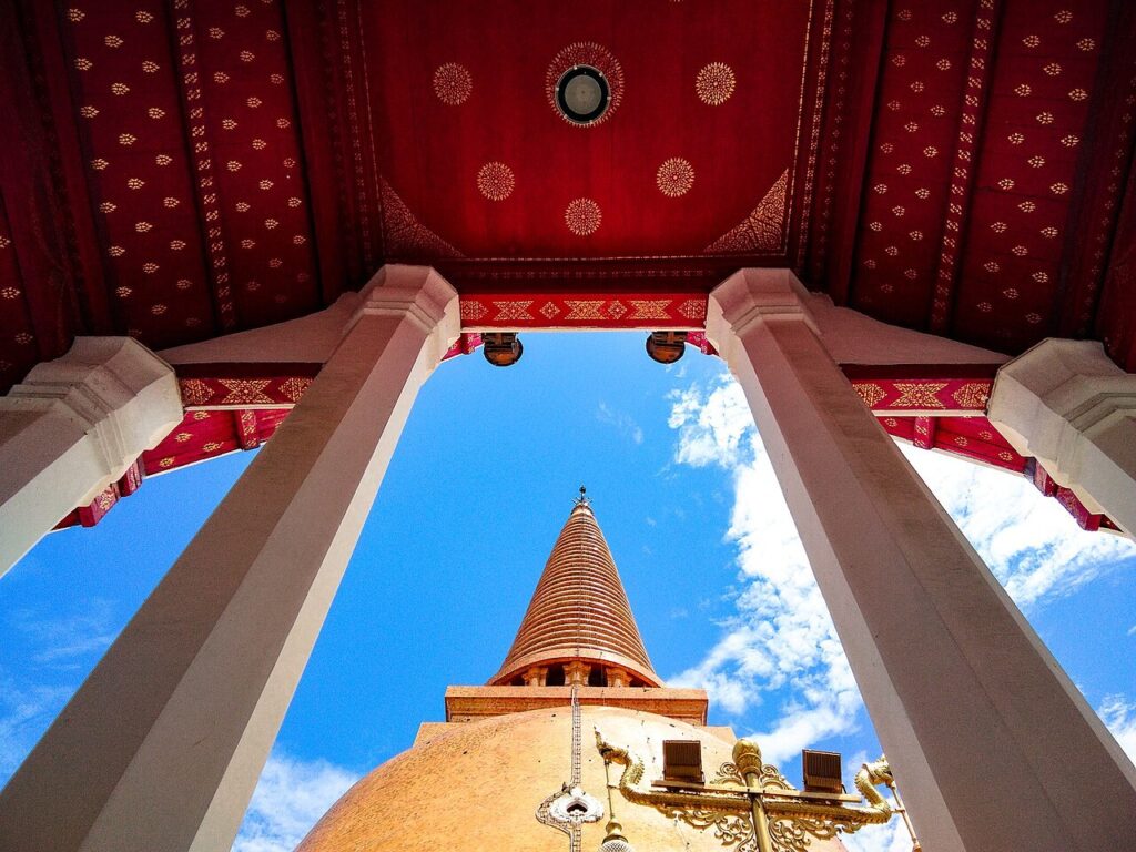 Blick durch eine Tempelhalle auf den Phra Pathom Chedi in Nakhon Pathom