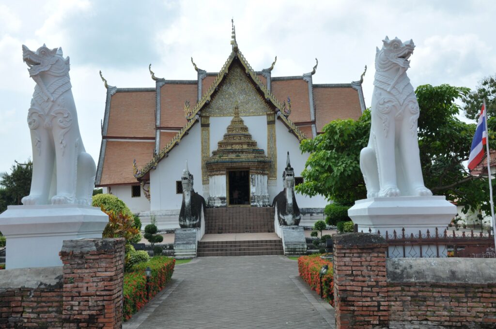 Wat Phumin mit Naga-Treppen und kreuzförmigem Tempelbau in Nan