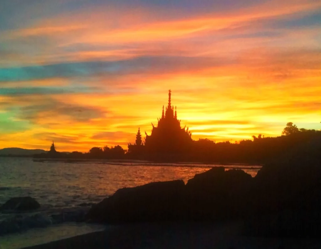 Sanctuary of Truth in Pattaya als Silhouette bei farbigem Himmel – Foto: Seamus Onthebeach