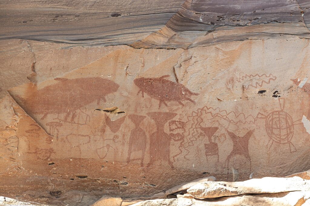Rote prähistorische Figuren auf einer Felswand im Pha-Taem-Nationalpark