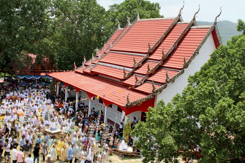 Maskierte Teilnehmer beim Phi-Ta-Khon-Fest in Loei, Thailand