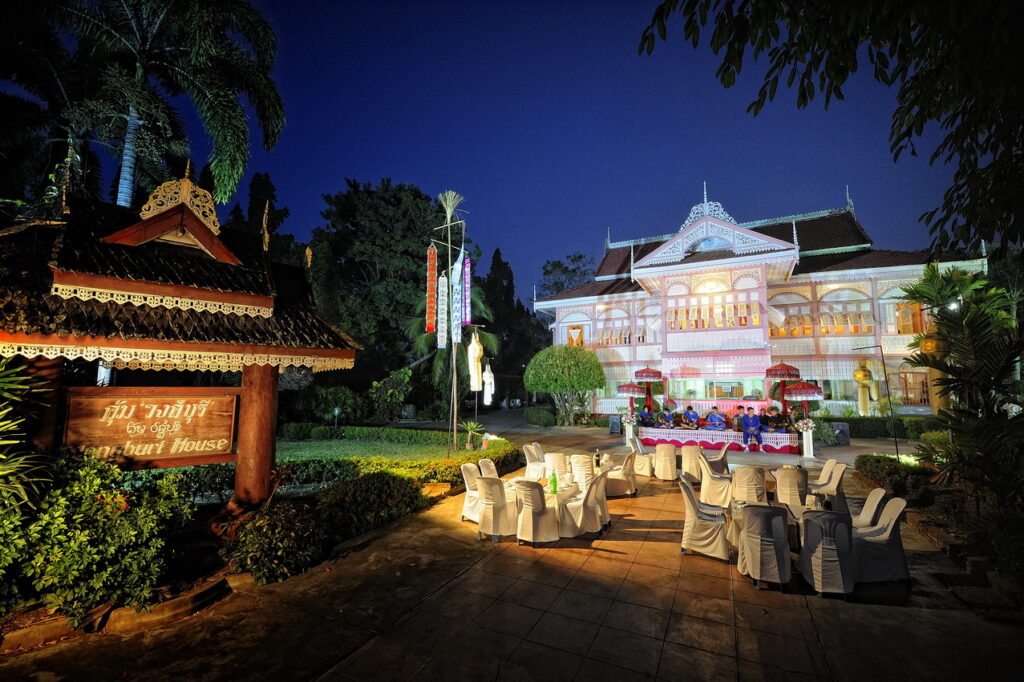 Rosafarbenes Vongburi-Teakhaus mit geschnitzten Giebeln in Phrae