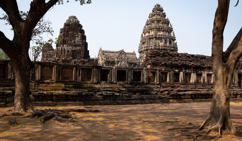 Sandsteintürme und Torachsen von Prasat Hin Phimai unter blauem Himmel