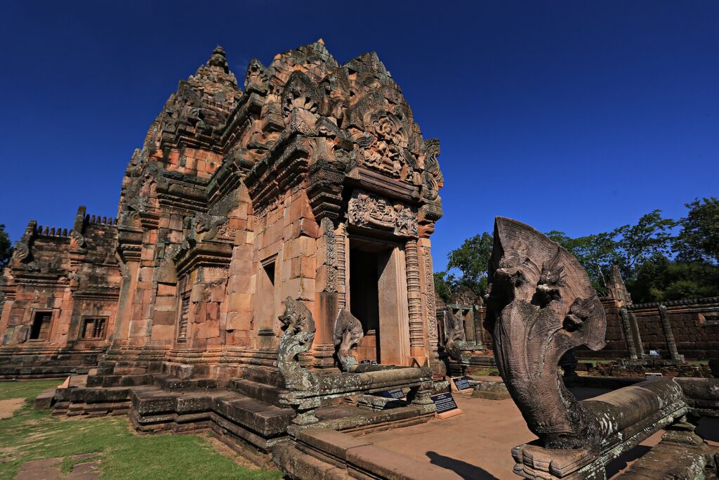 Rosafarbener Sandsteintempel Prasat Phanom Rung auf dem erloschenen Vulkan