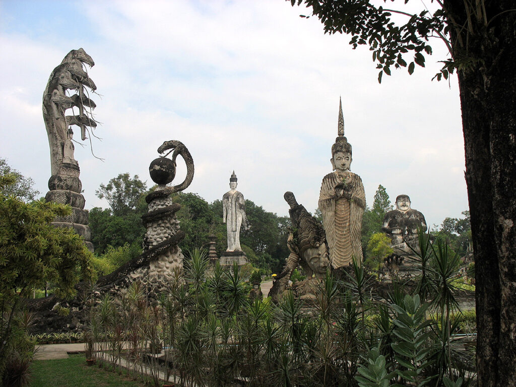 Monumentale buddhistische und hinduistische Betonfiguren im Sala Kaeo Ku