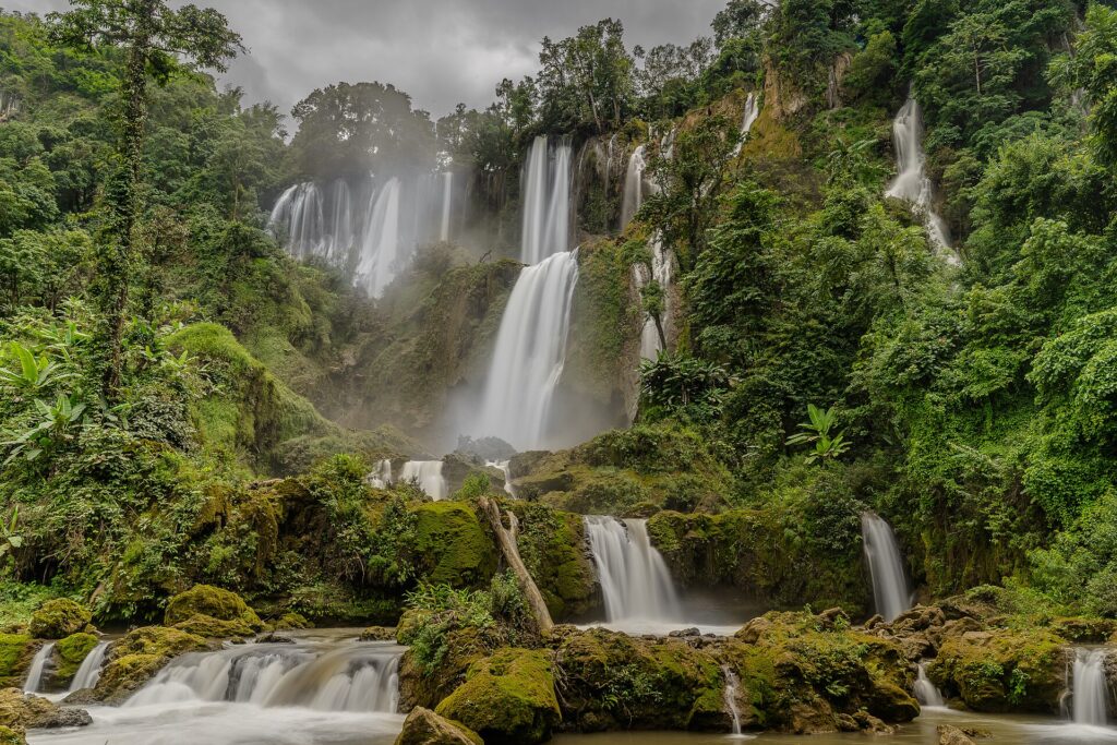 Breite Kaskaden des Thi-Lo-Su-Wasserfalls im grünen Regenwald von Umphang