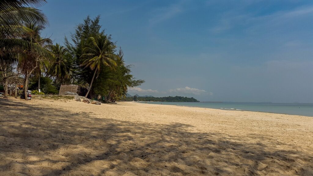 Weiter Sandstrand von Thung Wua Laen bei Chumphon