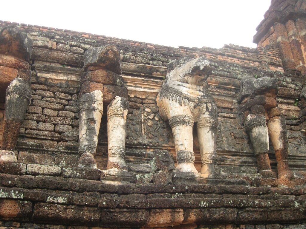 Lateritsockel und Elefantenskulpturen am Wat Chang Rop in Kamphaeng Phet