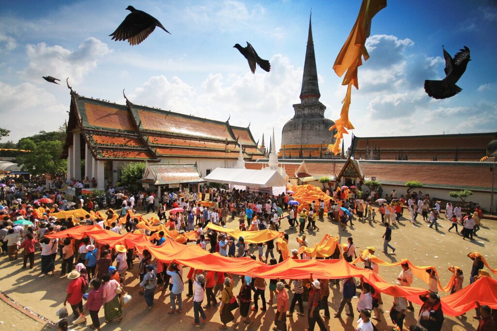 Buddhistische Prozession vor dem Wat Phra Mahathat in Nakhon Si Thammarat